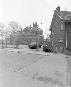 884716 Gezicht op een voetbalkooi op de hoek van de Hogelanden W.Z. en de Okkernootstraat (voorgrond) te Utrecht, met ...